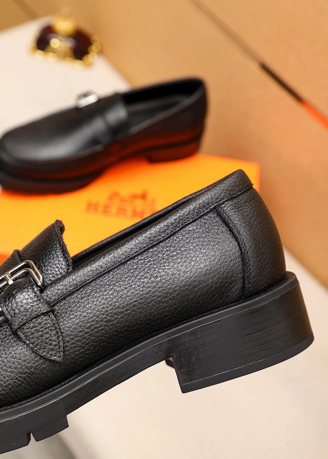 Men's shoes 💰460 💐 Product trademark: HERMES "Hermès" casual leather shoes Regular size: 39-44 (38.45🉑️customized) Product materials: Selected imported first-layer pebbled cowhide leather upper + classic hardware buckle, imported water-dyed 🐂 cowhide lining. Strong three-dimensional visual effect, non-slip and wear-resistant rubber outsole Color: 2⃣️colors available
